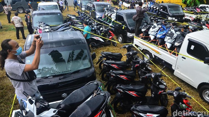 Polisi menunjukkan tersangka kasus penjualan kendaraan bermotor tanpa surat resmi saat gelar kasus di Desa Gadingrejo, Juwana, Pati, Jawa Tengah, Jumat (28/5/2021).  Polda Jateng dan Polres Pati berhasil mengungkap kasus penjualan kendaraan bermotor antarnegara tanpa dilengkapi surat resmi atau bodong dan mengamankan sebanyak sembilan tersangka serta 325 unit sepeda motor dan 41 unit mobil yang akan dikirim ke negara Timor Leste melalui Pelabuhan Tanjung Emas Semarang. ANTARA FOTO/Yusuf Nugroho/rwa.