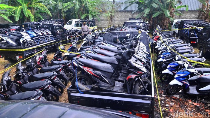 Polisi menunjukkan tersangka kasus penjualan kendaraan bermotor tanpa surat resmi saat gelar kasus di Desa Gadingrejo, Juwana, Pati, Jawa Tengah, Jumat (28/5/2021).  Polda Jateng dan Polres Pati berhasil mengungkap kasus penjualan kendaraan bermotor antarnegara tanpa dilengkapi surat resmi atau bodong dan mengamankan sebanyak sembilan tersangka serta 325 unit sepeda motor dan 41 unit mobil yang akan dikirim ke negara Timor Leste melalui Pelabuhan Tanjung Emas Semarang. ANTARA FOTO/Yusuf Nugroho/rwa.