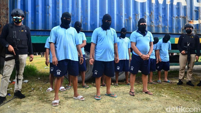 Polisi menunjukkan tersangka kasus penjualan kendaraan bermotor tanpa surat resmi saat gelar kasus di Desa Gadingrejo, Juwana, Pati, Jawa Tengah, Jumat (28/5/2021).  Polda Jateng dan Polres Pati berhasil mengungkap kasus penjualan kendaraan bermotor antarnegara tanpa dilengkapi surat resmi atau bodong dan mengamankan sebanyak sembilan tersangka serta 325 unit sepeda motor dan 41 unit mobil yang akan dikirim ke negara Timor Leste melalui Pelabuhan Tanjung Emas Semarang. ANTARA FOTO/Yusuf Nugroho/rwa.