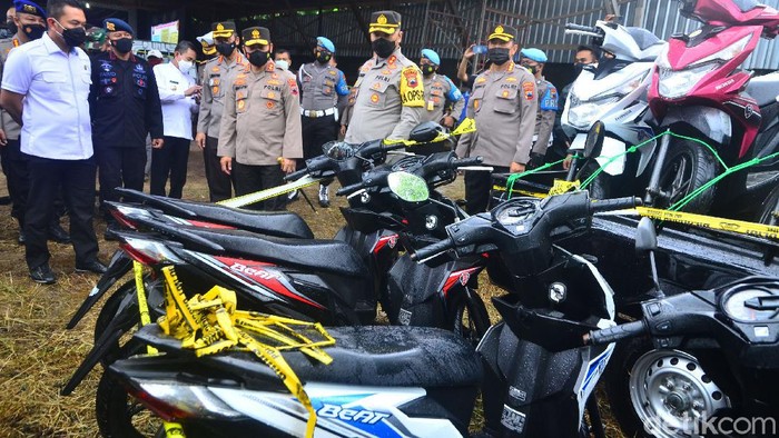 Penampakan Ratusan Kendaraan Bodong yang Diamankan di Pati Polisi menunjukkan tersangka kasus penjualan kendaraan bermotor tanpa surat resmi saat gelar kasus di Desa Gadingrejo, Juwana, Pati, Jawa Tengah, Jumat (28/5/2021). Polda Jateng dan Polres Pati berhasil mengungkap kasus penjualan kendaraan bermotor antarnegara tanpa dilengkapi surat resmi atau bodong dan mengamankan sebanyak sembilan tersangka serta 325 unit sepeda motor dan 41 unit mobil yang akan dikirim ke negara Timor Leste melalui Pelabuhan Tanjung Emas Semarang. ANTARA FOTO/Yusuf Nugroho/rwa.