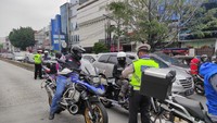 Para pengendara moge tersebut kemudian ditilang polisi. Mereka dijerat Pasal 287 UU Lantas (Dok. TMC Polda Metro).