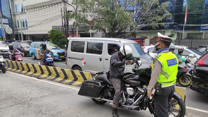 Pengendara moge ditilang polisi karena masuk Busway di Cideng, Jakarta Pusat. Pengendara moge ditilang polisi karena masuk Busway di Cideng, Jakarta Pusat.