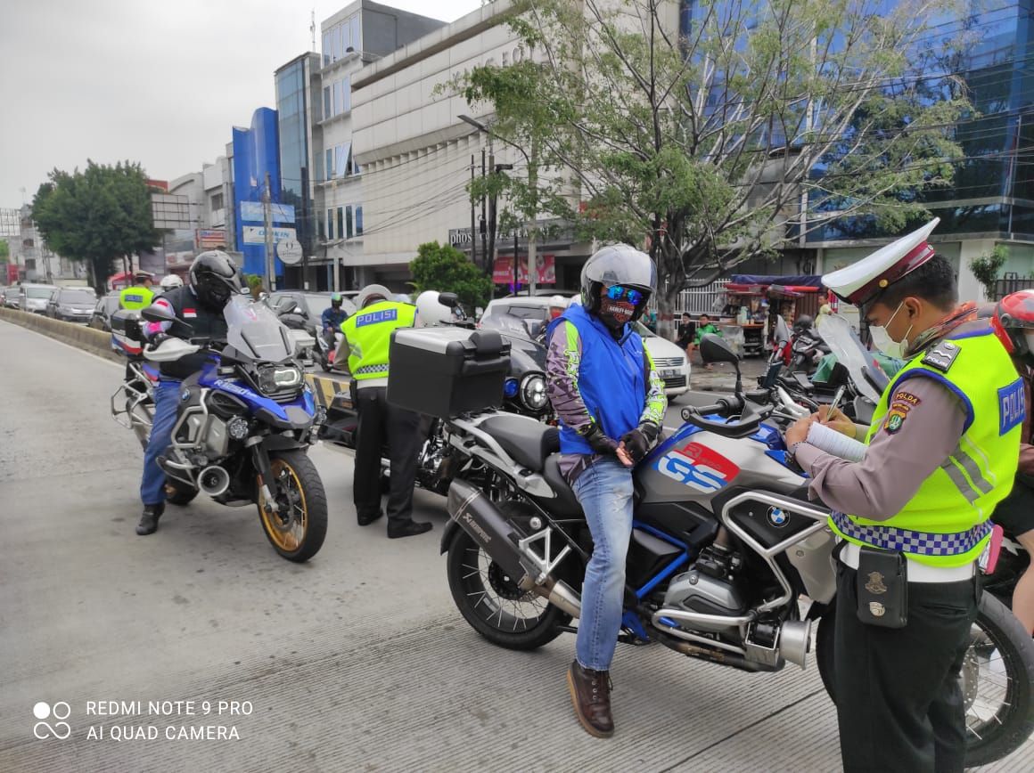 Pengendara moge ditilang polisi karena masuk Busway di Cideng, Jakarta Pusat.