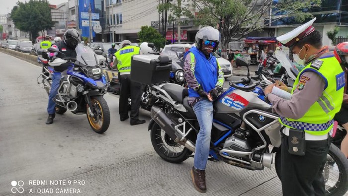 Pengendara moge ditilang polisi karena masuk Busway di Cideng, Jakarta Pusat. Pengendara moge ditilang polisi karena masuk Busway di Cideng, Jakarta Pusat.
