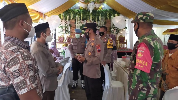 Petugas bubarkan hajatan pernikahan di Kudus