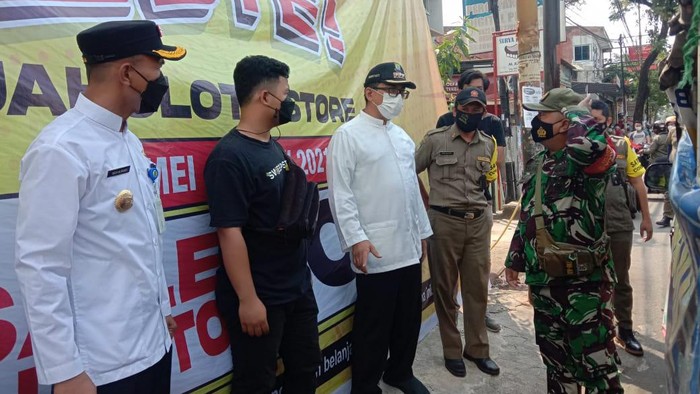 Petugas menyegel Jakcloth Tangerang (Foto diberikan narasumber Camat Karawaci, Wawan)