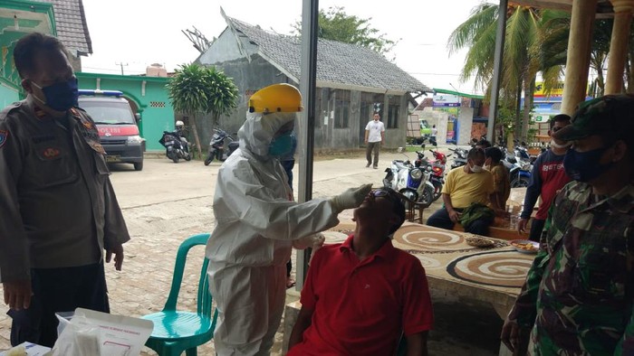 Polisi swab antigen 35 warga yang beri ucapan selamat ke Sarino, yang baru dilantik sebagai Kades di Kecamatan Bungin, Kabupaten Bekasi. Foto dikirim Kapolsek.