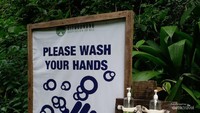 Protokol kesehatan diterapkan di sini dengan tersedianya wastafel di beberap spot.