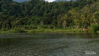 Danau Situ Gunung yang kerap dijadikan tempat piknik, mengitari danau dengan sampan atau juga berkemah.