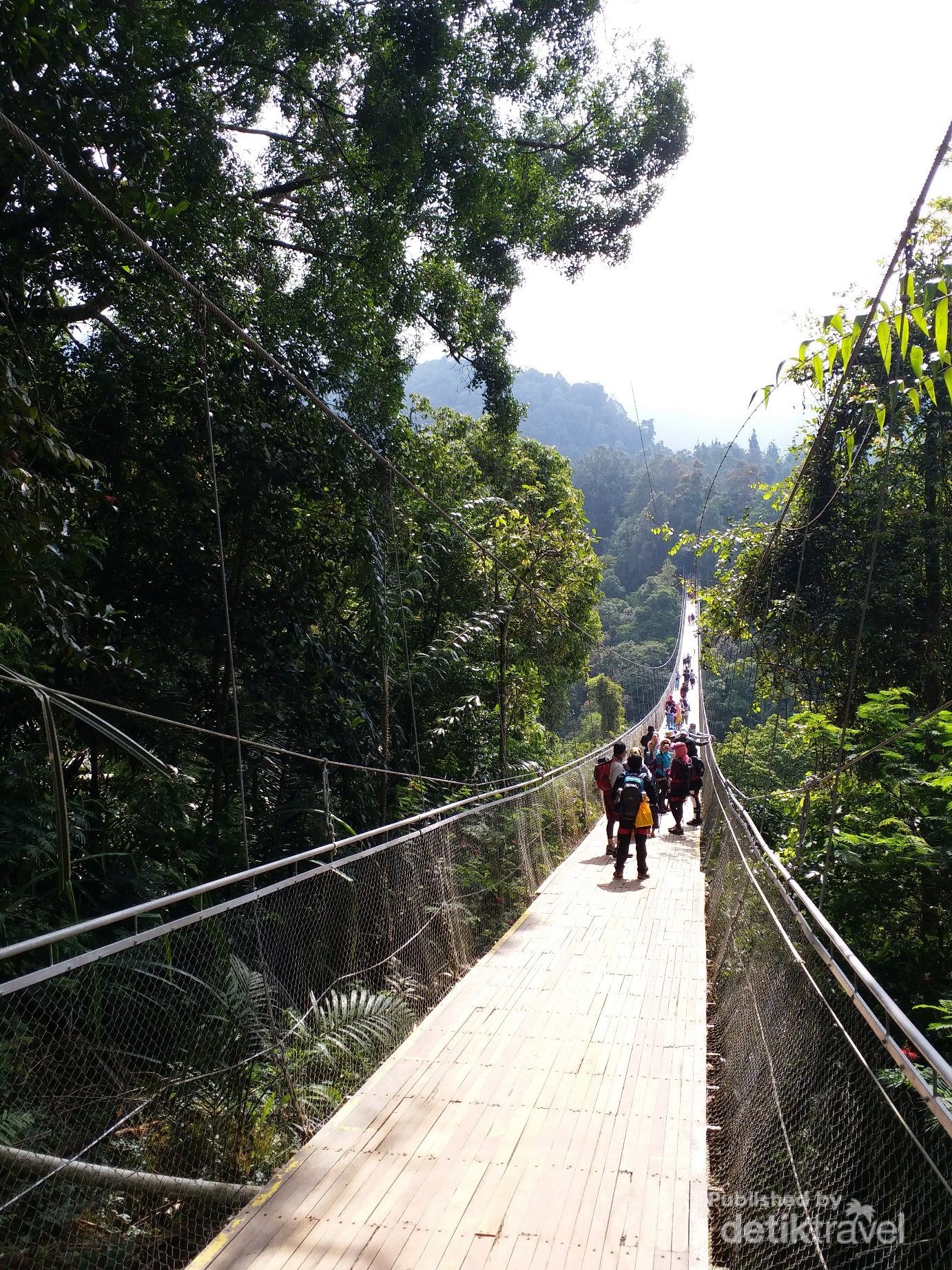 Situ Gunung Suspension Bridge merupakan jembatan gantung terpanjang di Asia Tenggara