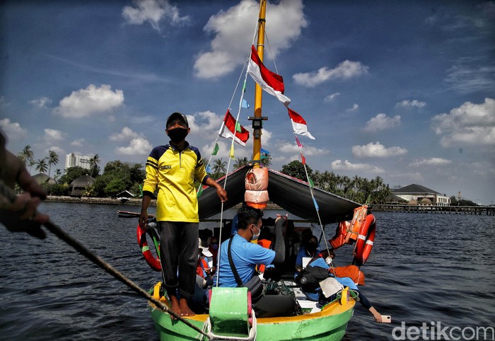 Tim dari Badan Karantina Ikan, Pegendalian Mutu dan Keamanan Hasil Perikanan (BUSKIPM KKP) melakukan kegiatan restorasi kerang hijau di kawasan laut Ancol Jakarta Utara, Jumat (29/5).