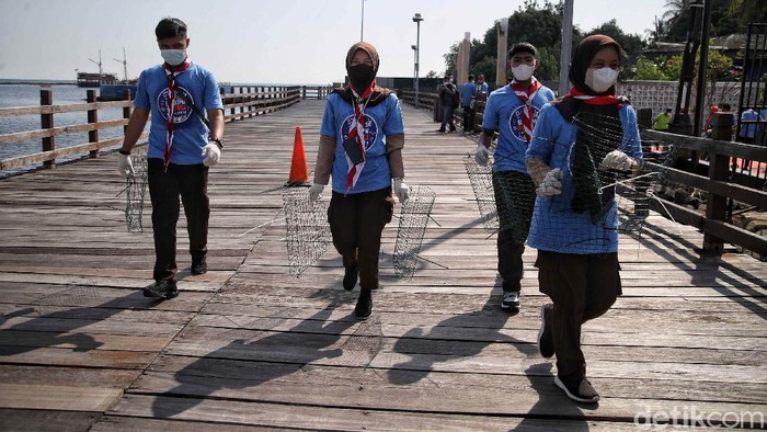 Restorasi Kerang Hijau untuk Jernihkan Laut Jakarta Tim dari Badan Karantina Ikan, Pegendalian Mutu dan Keamanan Hasil Perikanan (BUSKIPM KKP) melakukan kegiatan restorasi kerang hijau di kawasan laut Ancol Jakarta Utara, Jumat (29/5).