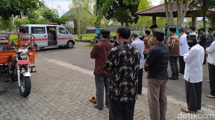 Salat jenazah Rektor Unimma di TPU Giriloyo Magelang.