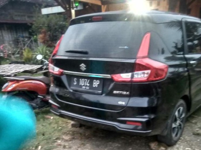 Samudi, Kades Kepohkidul Kecamatan Kedungadem, Bojonegoro, kembali melapor ke kantor polisi. Dia melaporkan seorang staf khusus Bupati Bojonegoro, Moch Irsyadul Ibad atas dugaan menggunakan plat merah diganti hitam saat membagikan bingkisan lebaran secara diam-diam.
