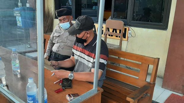 Samudi, Kades Kepohkidul Kecamatan Kedungadem, Bojonegoro, kembali melapor ke kantor polisi. Dia melaporkan seorang staf khusus Bupati Bojonegoro, Moch Irsyadul Ibad atas dugaan menggunakan plat merah diganti hitam saat membagikan bingkisan lebaran secara diam-diam.