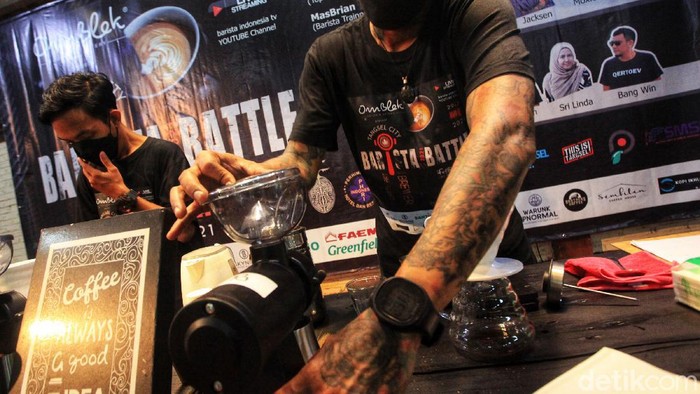 Semangat Para Barista Saat Beradu Kualitas Rasa Para ahli pembuat minuman kopi (barista) terlihat serius mengikuti kompetisi 'Barista Battle' di Tangerang Selatan, Sabtu (29/5/2021).