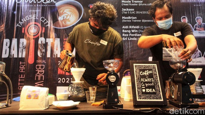 Semangat Para Barista Saat Beradu Kualitas Rasa Para ahli pembuat minuman kopi (barista) terlihat serius mengikuti kompetisi 'Barista Battle' di Tangerang Selatan, Sabtu (29/5/2021).
