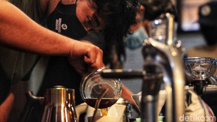 Para ahli pembuat minuman kopi (barista) terlihat serius mengikuti kompetisi 'Barista Battle' di Tangerang Selatan, Sabtu (29/5/2021).
