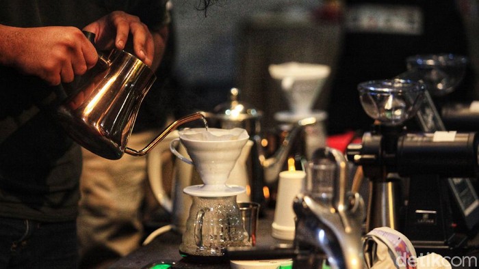 Semangat Para Barista Saat Beradu Kualitas Rasa Para ahli pembuat minuman kopi (barista) terlihat serius mengikuti kompetisi 'Barista Battle' di Tangerang Selatan, Sabtu (29/5/2021).