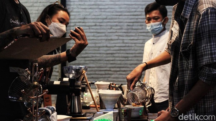 Para ahli pembuat minuman kopi (barista) terlihat serius mengikuti kompetisi 'Barista Battle' di Tangerang Selatan, Sabtu (29/5/2021).