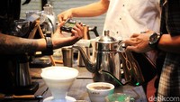 Para juri melakukan penilaian terhadap kopi hasil racikan peserta Barista Battle.