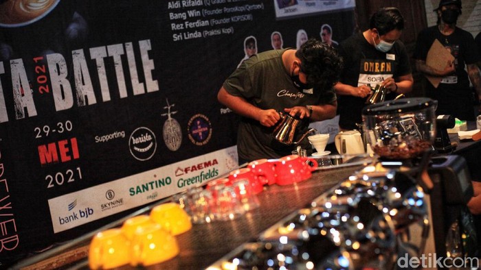 Para ahli pembuat minuman kopi (barista) terlihat serius mengikuti kompetisi 'Barista Battle' di Tangerang Selatan, Sabtu (29/5/2021).
