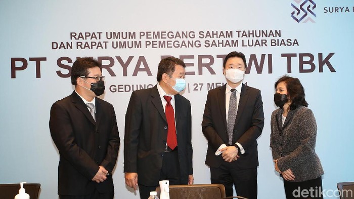 Direktur PT Surya Pertiwi Tbk. Johan Gojali (dari kiri) berbincang dengan Wakil Presiden Komisaris Usman Andy, Wakil Presiden Direktur Willianto Alim dan Corporate Secretary Irene Hamidjaja seusai Rapat Umum Pemegang Saham Tahunan dan Luar Biasa di Jakarta. Perusahaan agen tunggal TOTO Jepang, produsen saniter terkemuka dunia, tersebut tetap membagikan dividen tunai untuk tahun buku 2020. Bahkan, porsi dividen tunai tersebut mencapai 76,9 persen dari laba bersih, atau bernilai total Rp80,98 miliar