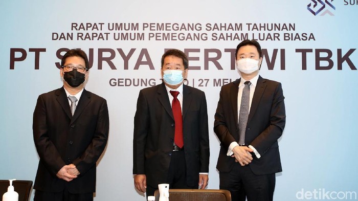 Direktur PT Surya Pertiwi Tbk. Johan Gojali (dari kiri) berbincang dengan Wakil Presiden Komisaris Usman Andy, Wakil Presiden Direktur Willianto Alim dan Corporate Secretary Irene Hamidjaja seusai Rapat Umum Pemegang Saham Tahunan dan Luar Biasa di Jakarta. Perusahaan agen tunggal TOTO Jepang, produsen saniter terkemuka dunia, tersebut tetap membagikan dividen tunai untuk tahun buku 2020. Bahkan, porsi dividen tunai tersebut mencapai 76,9 persen dari laba bersih, atau bernilai total Rp80,98 miliar
