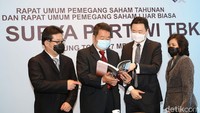 Direktur PT Surya Pertiwi Tbk Johan Gojali berbincang dengan Wakil Presiden Komisaris Usman Andy, Wakil Presiden Direktur Willianto Alim, dan Corporate Secretary Irene Hamidjaja seusai Rapat Umum Pemegang Saham Tahunan dan Luar Biasa di Jakarta. 