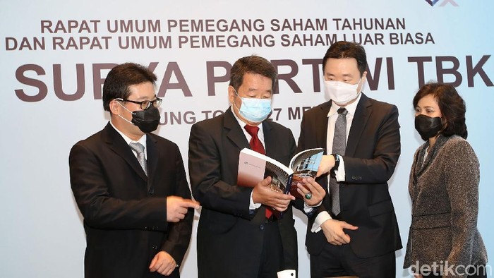 Direktur PT Surya Pertiwi Tbk. Johan Gojali (dari kiri) berbincang dengan Wakil Presiden Komisaris Usman Andy, Wakil Presiden Direktur Willianto Alim dan Corporate Secretary Irene Hamidjaja seusai Rapat Umum Pemegang Saham Tahunan dan Luar Biasa di Jakarta. Perusahaan agen tunggal TOTO Jepang, produsen saniter terkemuka dunia, tersebut tetap membagikan dividen tunai untuk tahun buku 2020. Bahkan, porsi dividen tunai tersebut mencapai 76,9 persen dari laba bersih, atau bernilai total Rp80,98 miliar