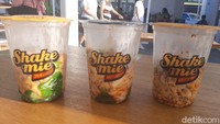 Shake Mie juga tak kalah populer di Urban Farm. Penyajian mee pok di sini sangat unik karena menggunakan cup plastik. Foto: detikFood/Yenny Mustika Sari