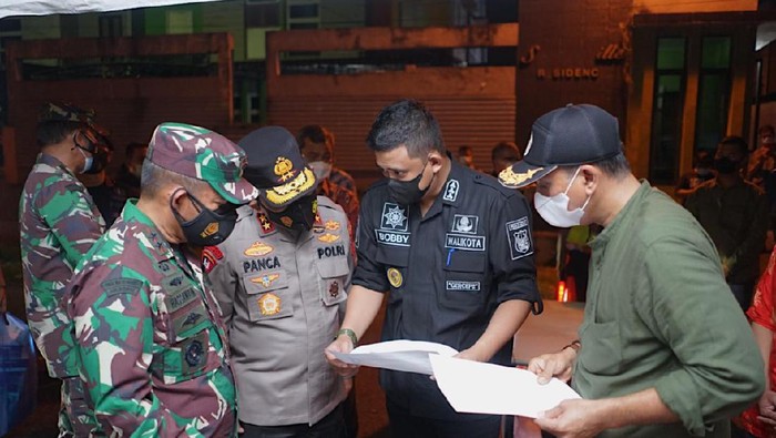 Bobby didampingi oleh Panglima Kodam I/BB Mayjen Hassanuddin, Kapoldasu Irjen Panca Putra Simanjuntak, serta Kapolrestabes Medan dan Dandim Medan mengecek lokasi isolasi di Medan.