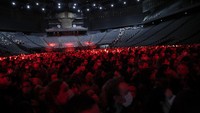 Konser yang mengundang band rock Indochine ini dilaksanakan di Bercy Arena, yang memang kerap menjadi tempat konser-konser besar digelar. Sebanyak 5.000 orang tumpah ruah di konser dengan menggunakan masker dan melakukan tes COVID-19 terlebih dahulu.