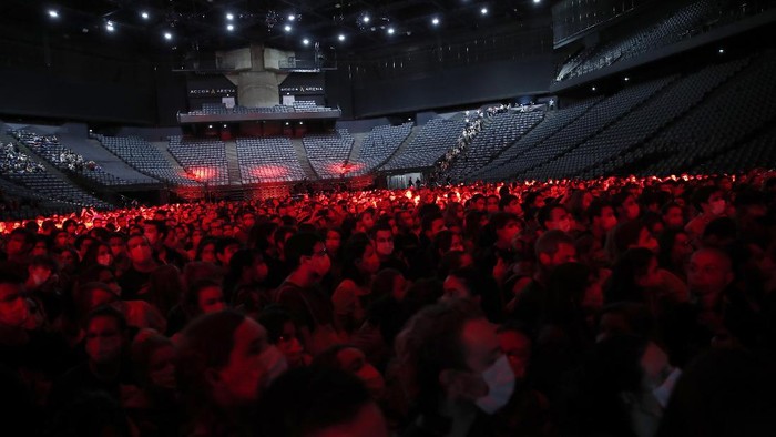 5.000 Orang Hadiri Konser untuk Penelitian COVID-19 Thousands of people, masked and tested for the virus, pack inside a Paris concert hall as part of a public health experiment to prepare the country to host big events again, in Paris, Saturday, May 29, 2021. The concert in the AccorHotels Arena in eastern Paris features 1980s French rock band Indochine and DJ Etienne de Crecy. (AP Photo/Francois Mori)