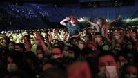 Prancis baru-baru ini menggelar sebuah konser musik rock di pusat kota Paris di tengah pandemi COVID-19 yang masih berlangsung. Diketahui konser indoor tersebut dilakukan sebagai bagian dari penelitian COVID-19.