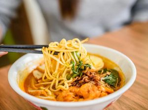 Aneh! Pria Ini Minta Bungkus Makanan Pakai Akuarium Bekas Ikan yang Amis