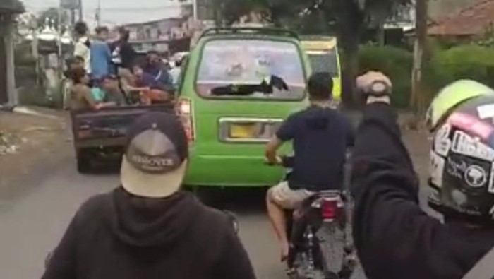Angkot ugal-ugalan di Bandung tabrak pemotor hingga warung sate