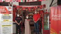 Kadir Gunduz, Presiden Direktur Coca-Cola Europacific Partners Indonesia & PNG (kanan) dan Lakshman Peiris, Direktur Marketing Coca-Cola Europacific Partners Indonesia (kiri) berfoto bersama salah satu loyal customer CCEP Indonesia dalam memperkenalkan aplikasi Klik Toko.