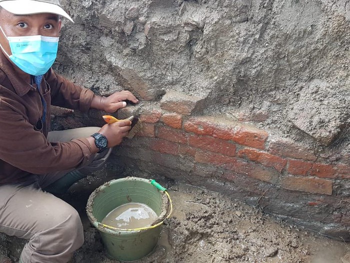 Arkeolog menemukan struktur bangunan di lokasi bata diduga candi di Indramayu