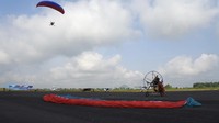 Sebanyak 18 pesawat bermotor dan paramotor diterbangkan oleh Tim Garuda Terbang di langit Jember untuk mempromosikan Bandara Notohadinegoro yang saat ini mati suri karena tidak adanya penerbangan maskapai komersial.