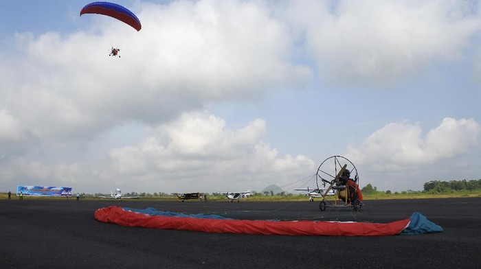 Pilot paramotor terbang di Bandara Notohadinegoro, Jember, Jawa Timur, Minggu (30/5/2021). Sebanyak 18 pesawat bermotor dan paramotor diterbangkan oleh Tim Garuda Terbang di langit Jember untuk mempromosikan Bandara Notohadinegoro yang saat ini mati suri karena tidak adanya penerbangan maskapai komersial. ANTARA FOTO/Seno/wsj.
