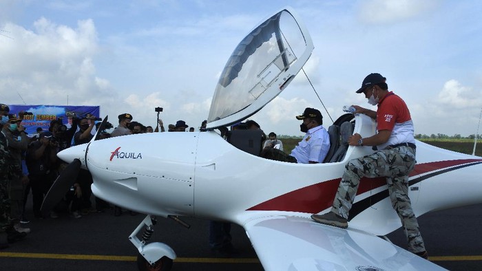 BANDARA JEMBER MATI SURI Pilot paramotor terbang di Bandara Notohadinegoro, Jember, Jawa Timur, Minggu (30/5/2021). Sebanyak 18 pesawat bermotor dan paramotor diterbangkan oleh Tim Garuda Terbang di langit Jember untuk mempromosikan Bandara Notohadinegoro yang saat ini mati suri karena tidak adanya penerbangan maskapai komersial. ANTARA FOTO/Seno/wsj.