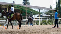 Di Pamulang Equestrian Centre, ada instruktur yang siap melatih Anda berkuda.