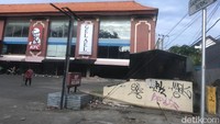 Tekanan ekonomi ini tak lepas dari anjloknya kunjungan turis mancanegara ke Bali imbas maraknya pembatasan dan larangan perjalanan lintas negara guna memerangi penyebaran virus Corona yang menjangkiti dunia sejak awal tahun lalu Foto: Deretan Ruko Tutup di Bali (Dana Aditiasari/detikcom)