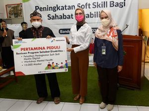 Stafsus Presiden Temui Siswa Sekolah Difabel Pertamina di Bandung