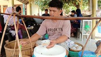 Ya karena lokasinya memang di sebelah timur Jembatan Butuh Kecamatan Butuh makanya namanya es Dawet Jembut Kecabut, itu singkatan, kata sang penjual, Wagiman (45) saat ditemui detikcom di warungnya, Sabtu (29/5/2021). Foto: detikcom/Rinto Heksantoro