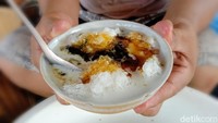 Dari Purworejo ada es dawet menyegarkan bernama jembut kecabut. Nama ini merujuk pada lokasi penjualnya yaitu di Jembatan Butuh, Kecamatan Butuh yang disingkat jadi Jembut Kecabut. Es dawet item ini makin enak ditambahkan tape ketan. Rinto Heksantoro/detikcom
