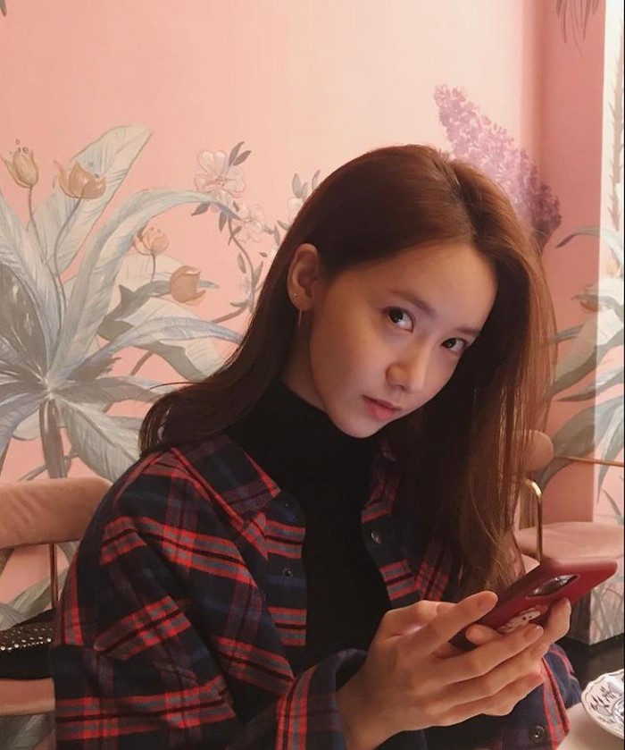 10 Pose Kece YoonA SNSD yang Awet Muda Saat Nongkrong di Kafe