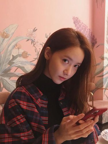 10 Pose Kece YoonA SNSD yang Awet Muda Saat Nongkrong di Kafe