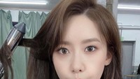 Dibalik kesibukan profesinya, YoonA ternyata sosok yang hobi kulineran. Bahkan pada saat dirias untuk suatu pekerjaan yang harus dilakukan, ia selalu menyempatkan diri untuk minum sekotak susu rasa pisang. Foto: Instagram/yoona__lim